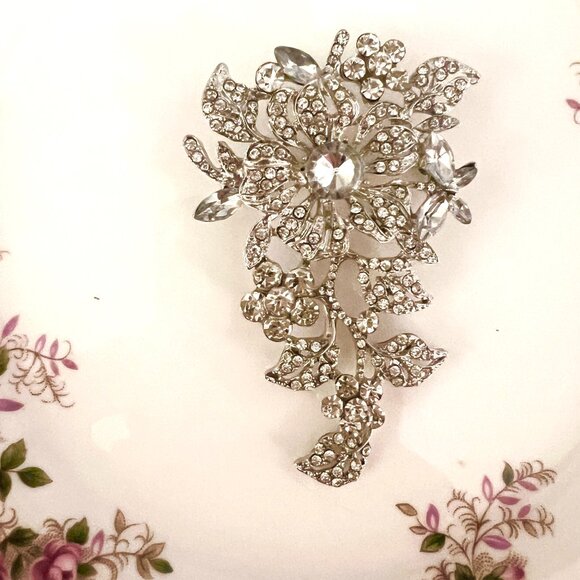 🧷Vintage Large Crystal and Rhinestone Floral Brooch - Silver - Picture 3 of 6